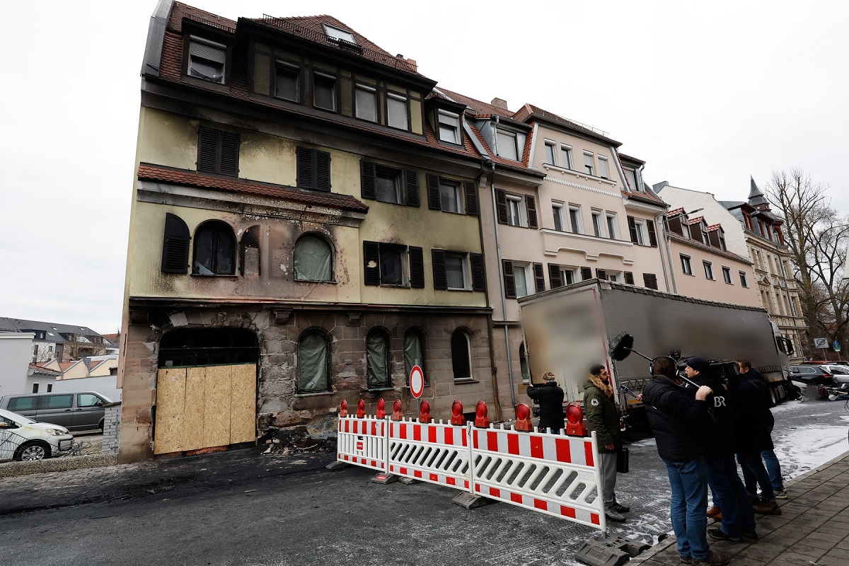VIDEO | Un șofer de TIR a distrus 34 de mașini, a incendiat o casă și a rănit trei oameni, în centrul unui oraș german: „Parcă a căzut o bombă”