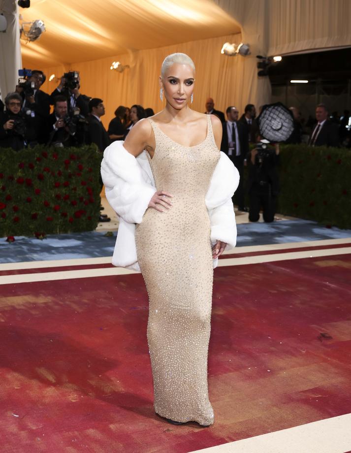 Kim Kardashian a purtat una dintre rochiile lui Marilyn Monroe la Met Gala 2022. Articolul valorează aproape 5 milioane de dolari
