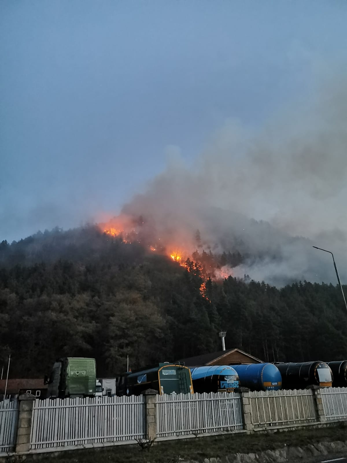 Pădurea de la Oituz arde de cinci zile. Incendiul s-a extins pe 28 de hectare