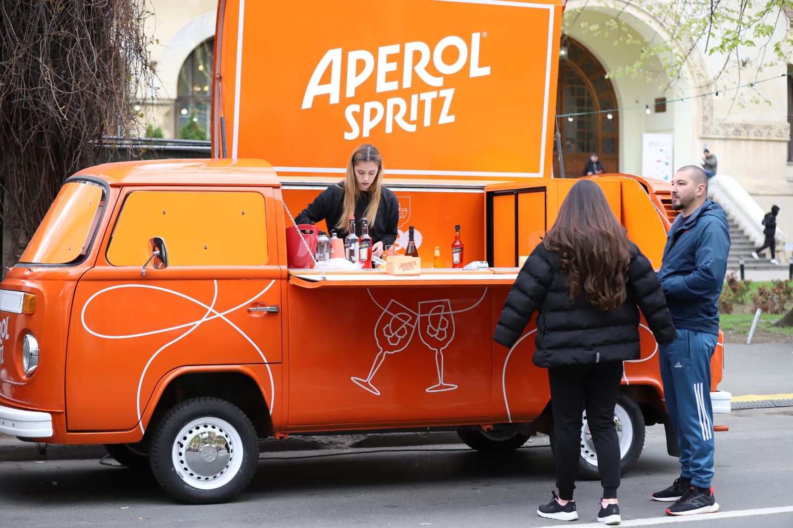 Bucharest Street Food Festival a început. Ce găsiți pe Bulevardul Kiseleff: de la burgeri la paella, plus dulciuri pentru toate gusturile
