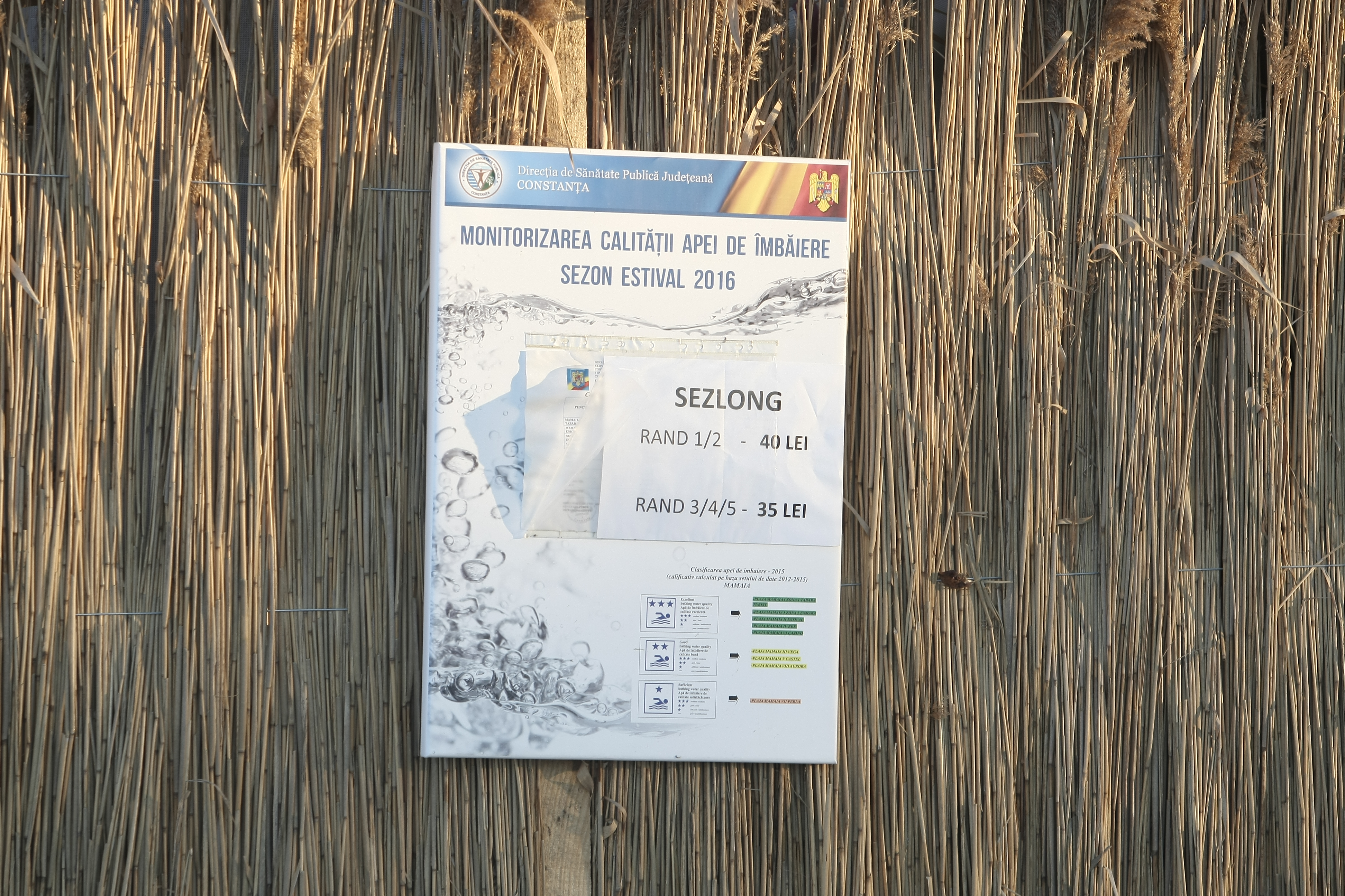 Dai un ban, da’ stai în față! Prețul șezlongurilor din Mamaia crește în funcție de... rând