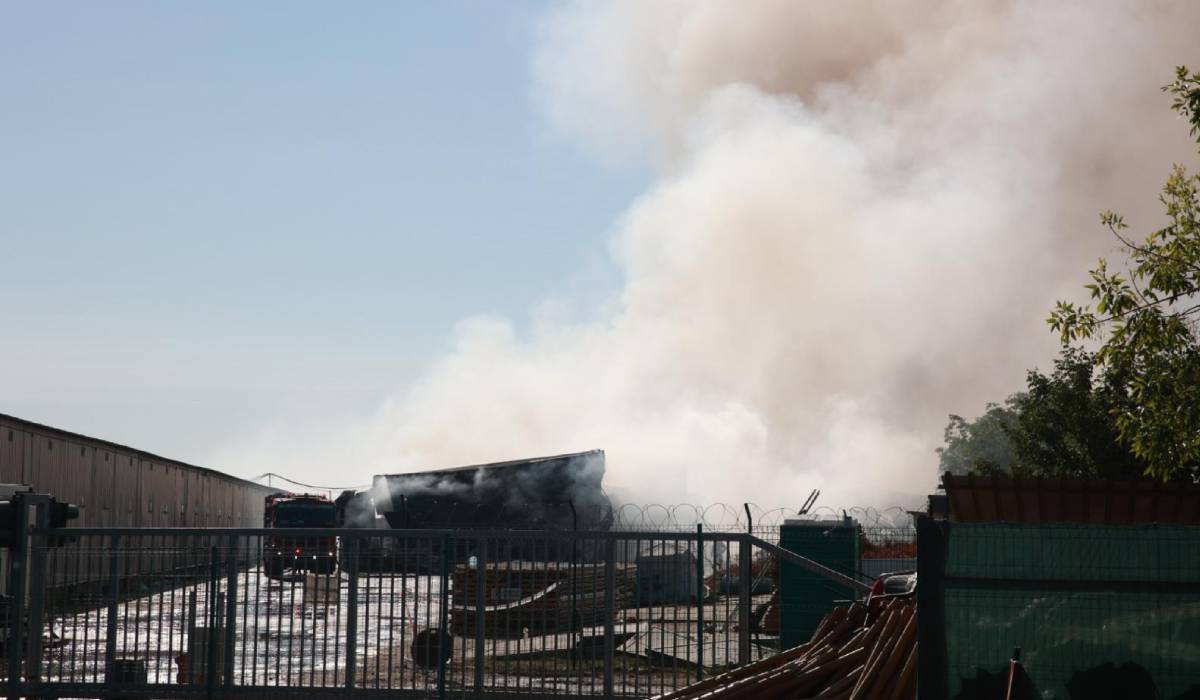 Cum arată hala care a ars în Dragonul Roșu. Imagini cu depozitul făcut scrum după incendiul din București