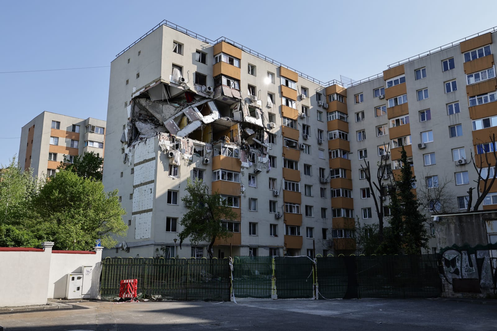 Locatarii blocului care a explodat în Rahova acum 6 luni sunt disperați: „Nimeni nu ne ajută. Venim ca proștii pe aici, ne uităm și plecăm”