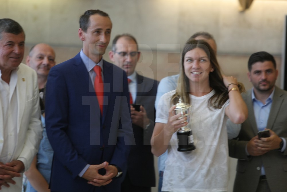 VIDEO&FOTO. Sosirea Simonei Halep în România după ce a câștigat Roland Garros 2018. Așteptată pe covorul roșu!
