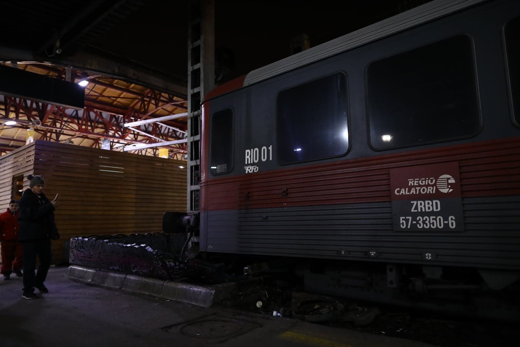 FOTO | Incident grav în Gara de Nord! Un tren nu a frânat la timp și aproape a intrat pe peronul central