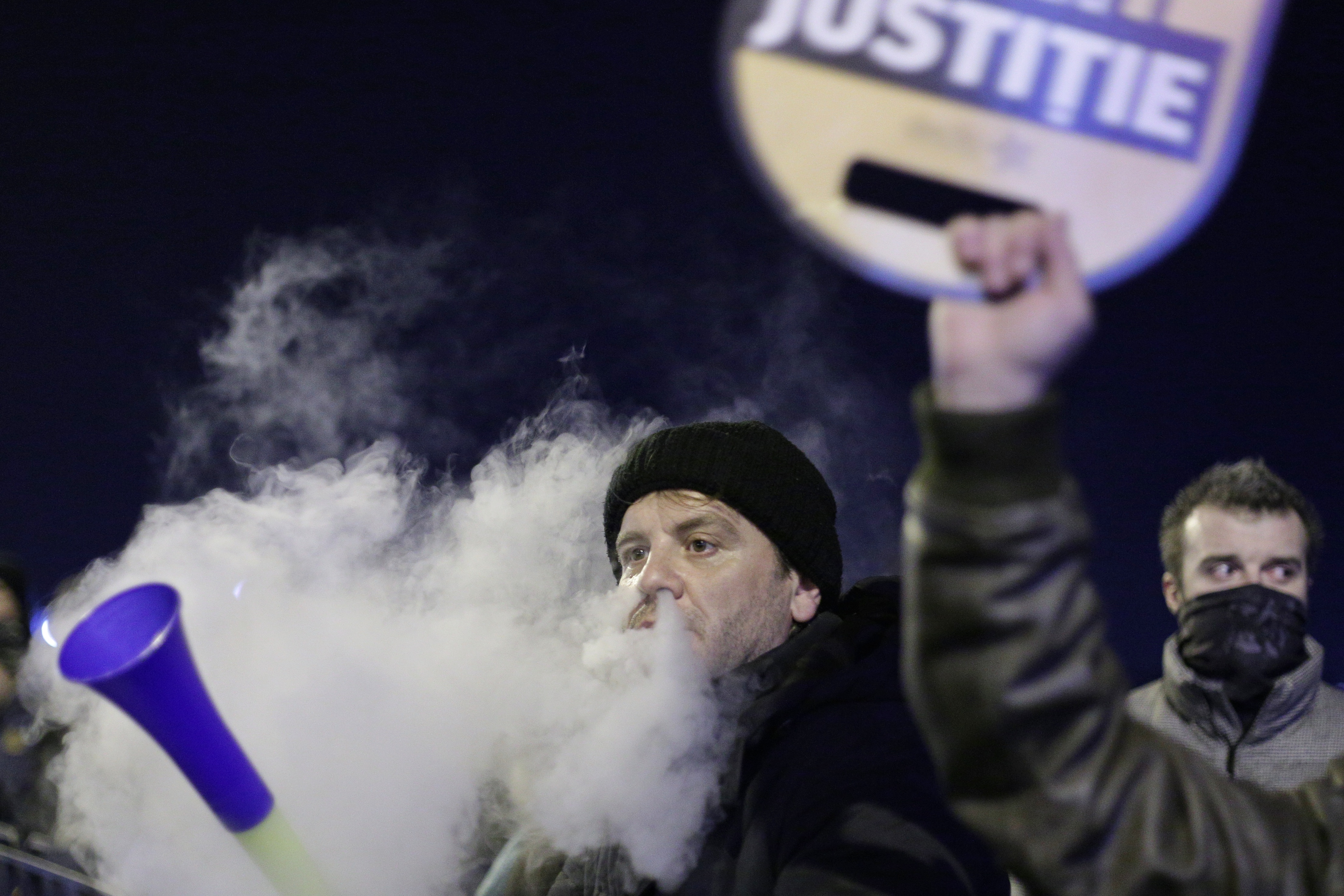 Noi proteste la Parlament față de modificarea legilor justiției. Opoziția, din nou în stradă | FOTO