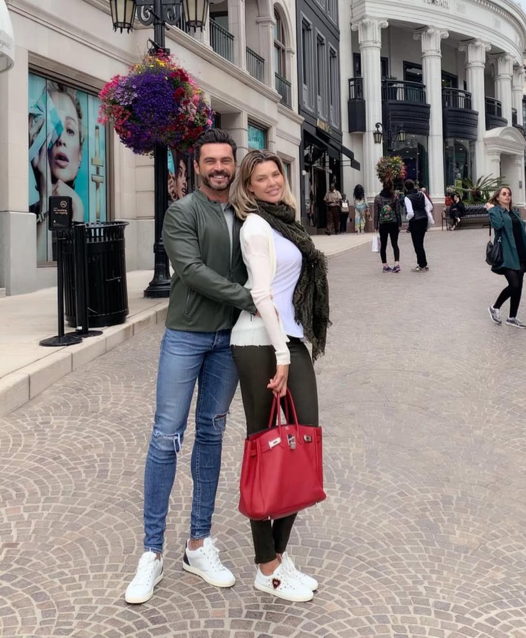 Cum arată Alina Vidican la 9 ani de la divorțul de Cristi Borcea. Anunțul făcut de Claude Senhoreti, actualul soț: „Dumnezeu ne-a binecuvântat”