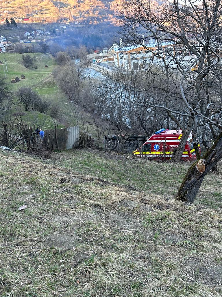 O mașină de pompieri s-a răsturnat în drum spre un incendiu, în Bistrița-Năsăud. 3 pompieri au fost răniți