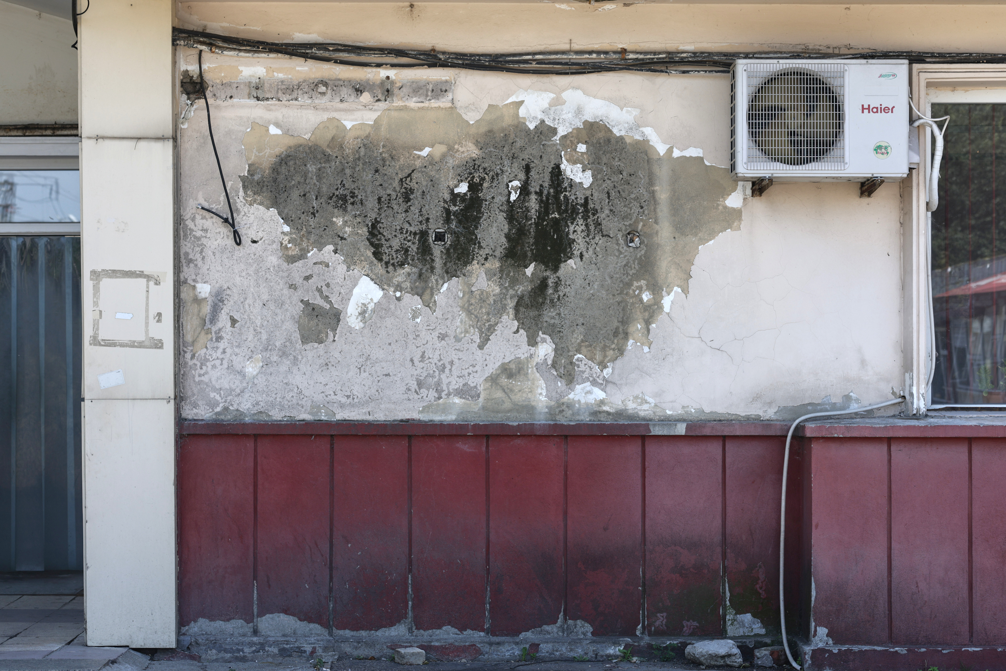 „Doar pentru tine, Amore”. O manea, un fotoliu părăsit și un ceas blocat, locul abandonat din București