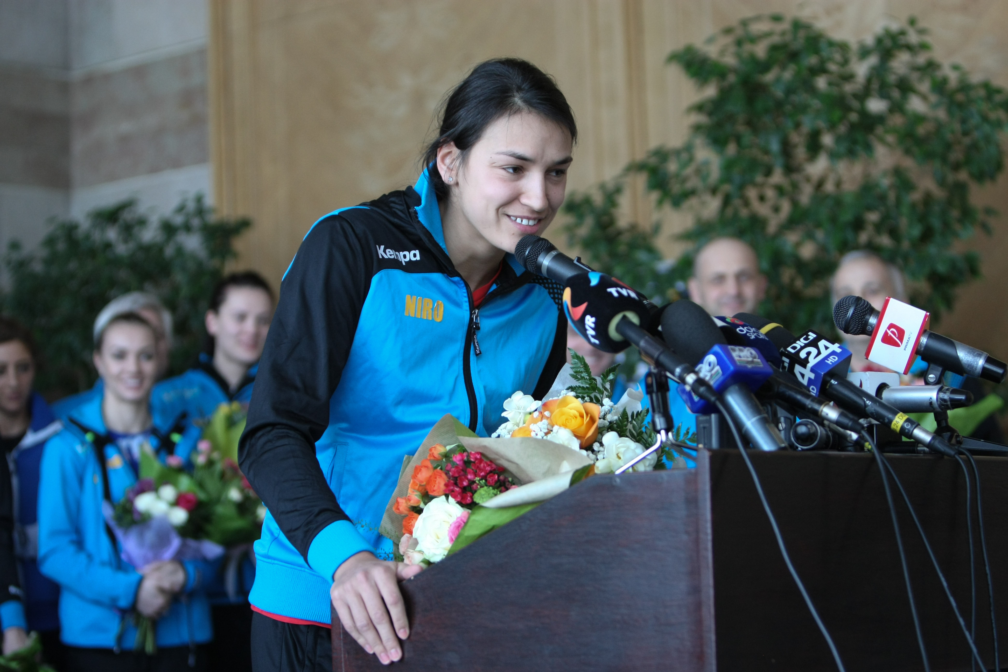 Calificate en-fanfare la Olimpiadă, tricolorele de la handbal au ajuns acasă! Bolnave, dar olimpice! Starul Cristina Neagu, despre șansele de a urca pe podium la Rio: “Nu vreau să mă hazardez, sunt multe detalii de care depinde obținerea unei medalii”. Două fete se căsătoresc! VIDEO