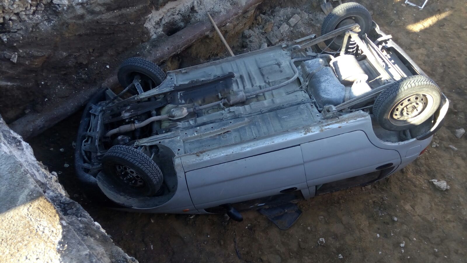 UPDATE: Un pensionar de 78 de ani a căzut într-o groapă cu mașina, în Constanța. Unul dintre muncitorii care făceau lucrări a fost rănit | FOTO