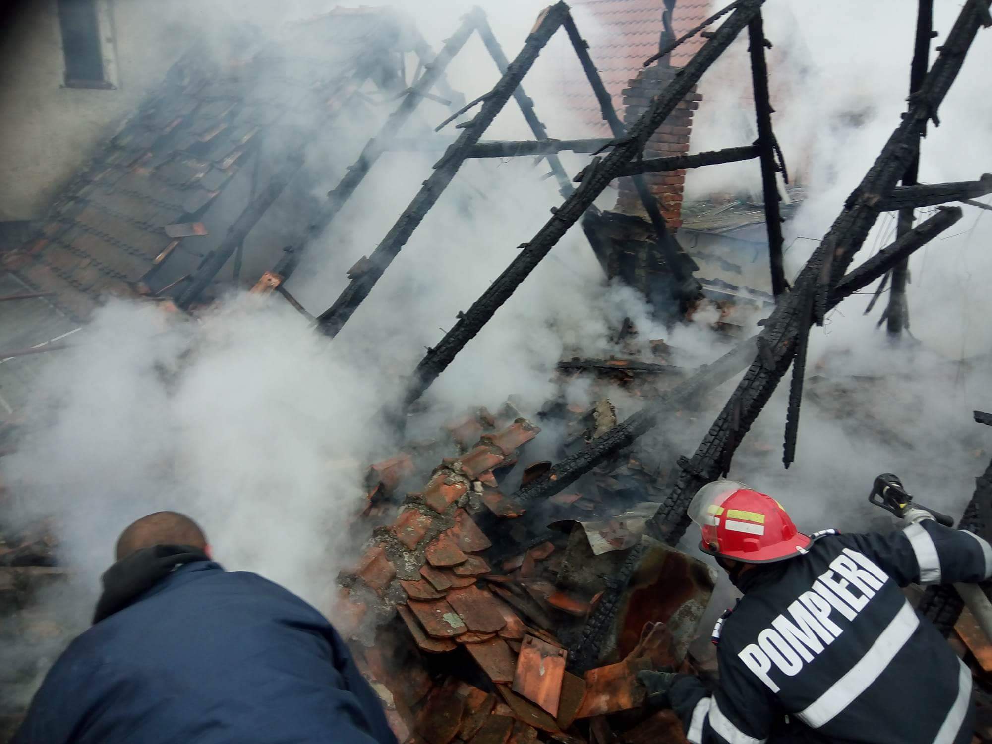 Incendiu violent la Caransebeș! Un scurt-circuit a produs panică FOTO&VIDEO