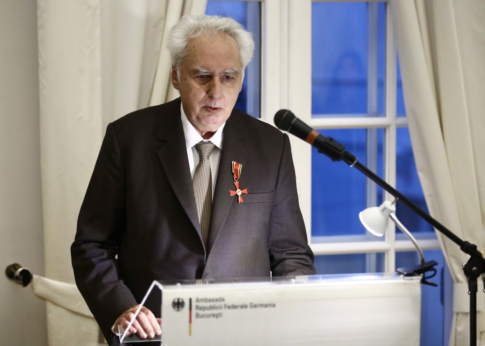 FOTO / Cel mai bine vândut scriitor român în 2016 şi 2017, decorat şi făcut cavaler de ambasadorul Germaniei la Bucureşti