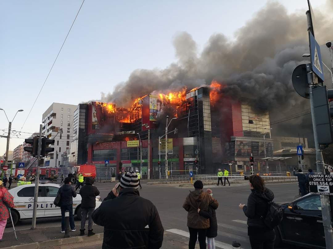Un centru comercial din București a ars complet. ISU spune că nu avea autorizație de securitate la incendiu