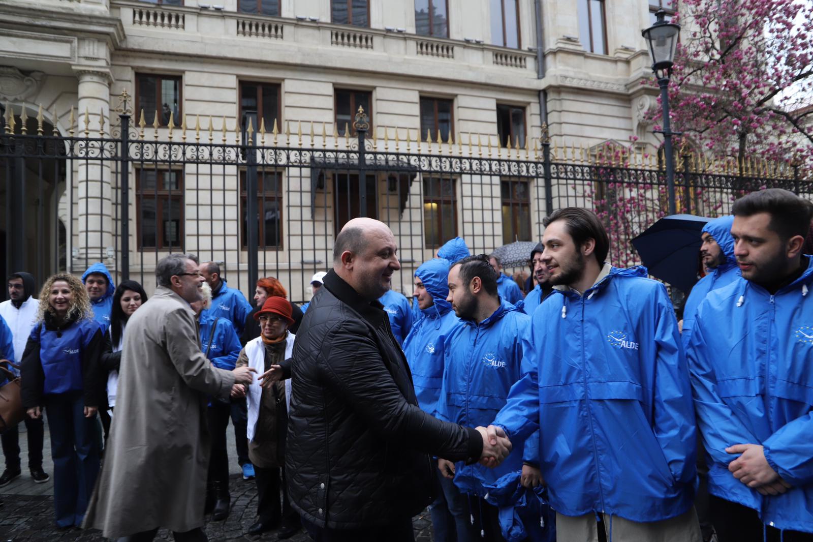 FOTO | ALDE a depus la BEC 400.000 de semnături, pentru alegerile europarlamentare
