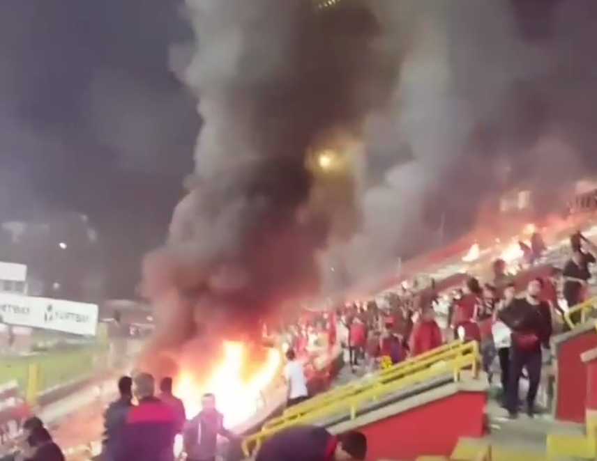 Ce nebuni! Fanii unei echipe din Turcia au dat foc stadionului după ce favoriții au retrogradat. Un fost jucător din Liga 1 a văzut pe viu dezastrul | VIDEO