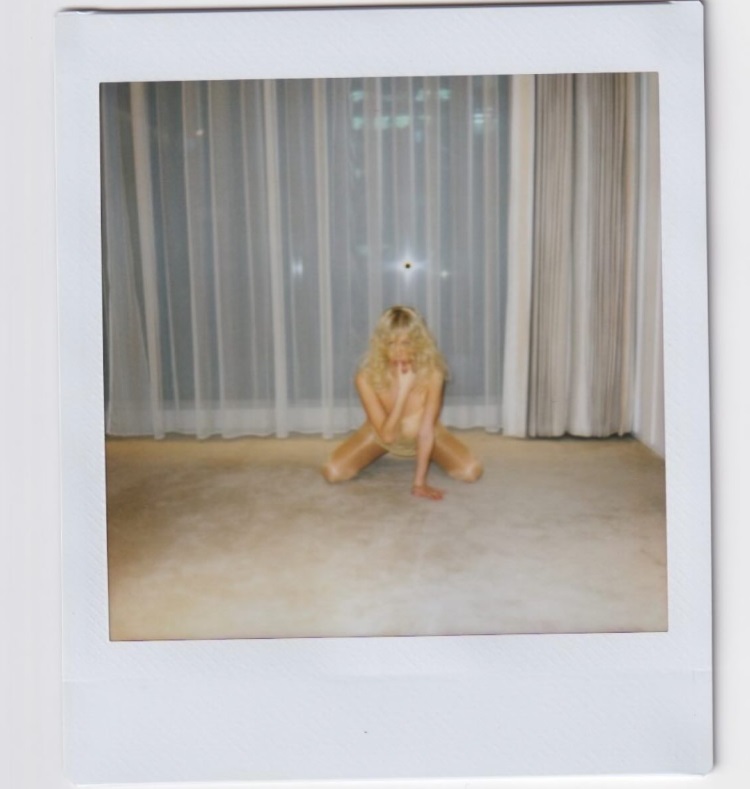 Noi imagini cu Bianca Censori în ipostaze provocatoare. Kanye West a pozat-o aproape goală, iar fotografiile au devenit publice