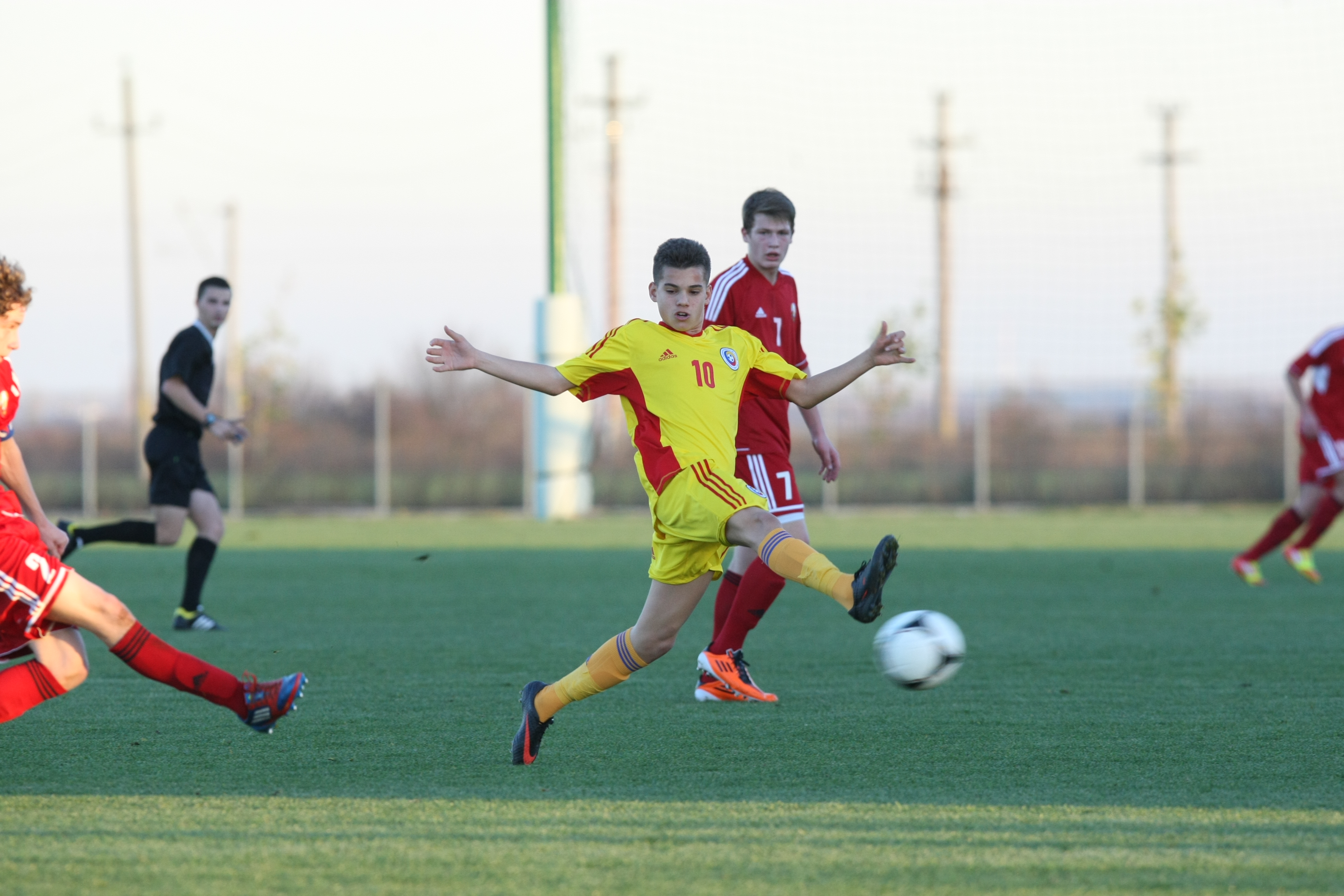 România U 17 - Cehia U 17, 1-2 la turneul din Andorra. Ianis Hagi, pasă de gol, a fost tăvălit bine