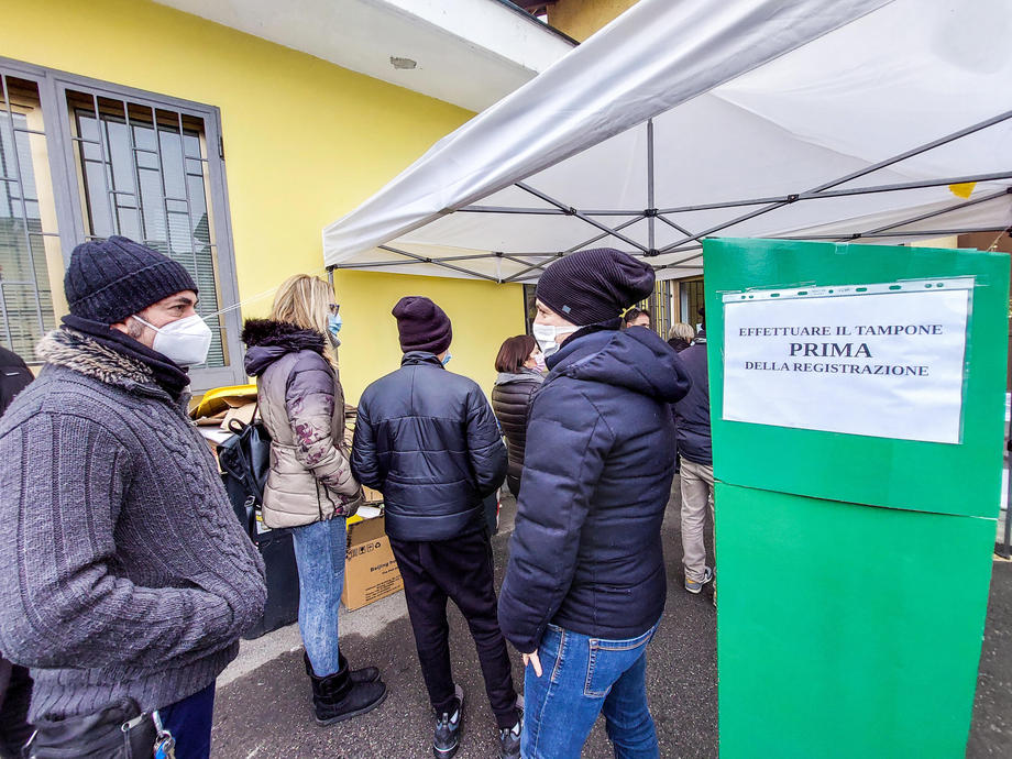 De ajunul Crăciunului, italienii au stat la cozi uriașe pentru a se testa anti-COVID, după ce restricțiile au fost înăsprite