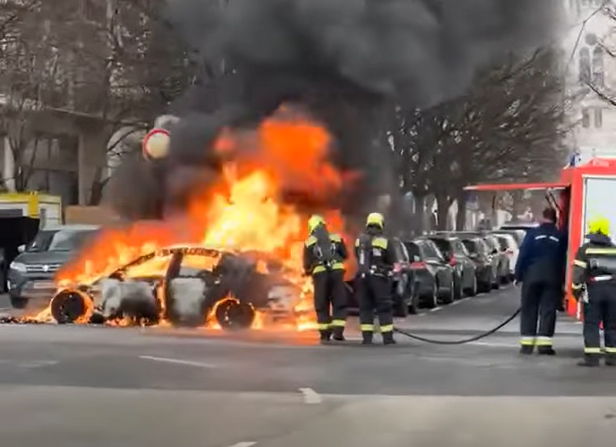Robbanást hallottak Budapesten a Parlament közelében - lángol egy autó
