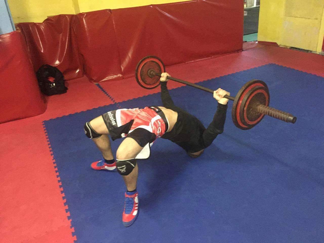Divizia MMA, 31 octombrie: Bestia are forță și talent! Ridică 120 de kilograme stând în cap! GALERIE FOTO