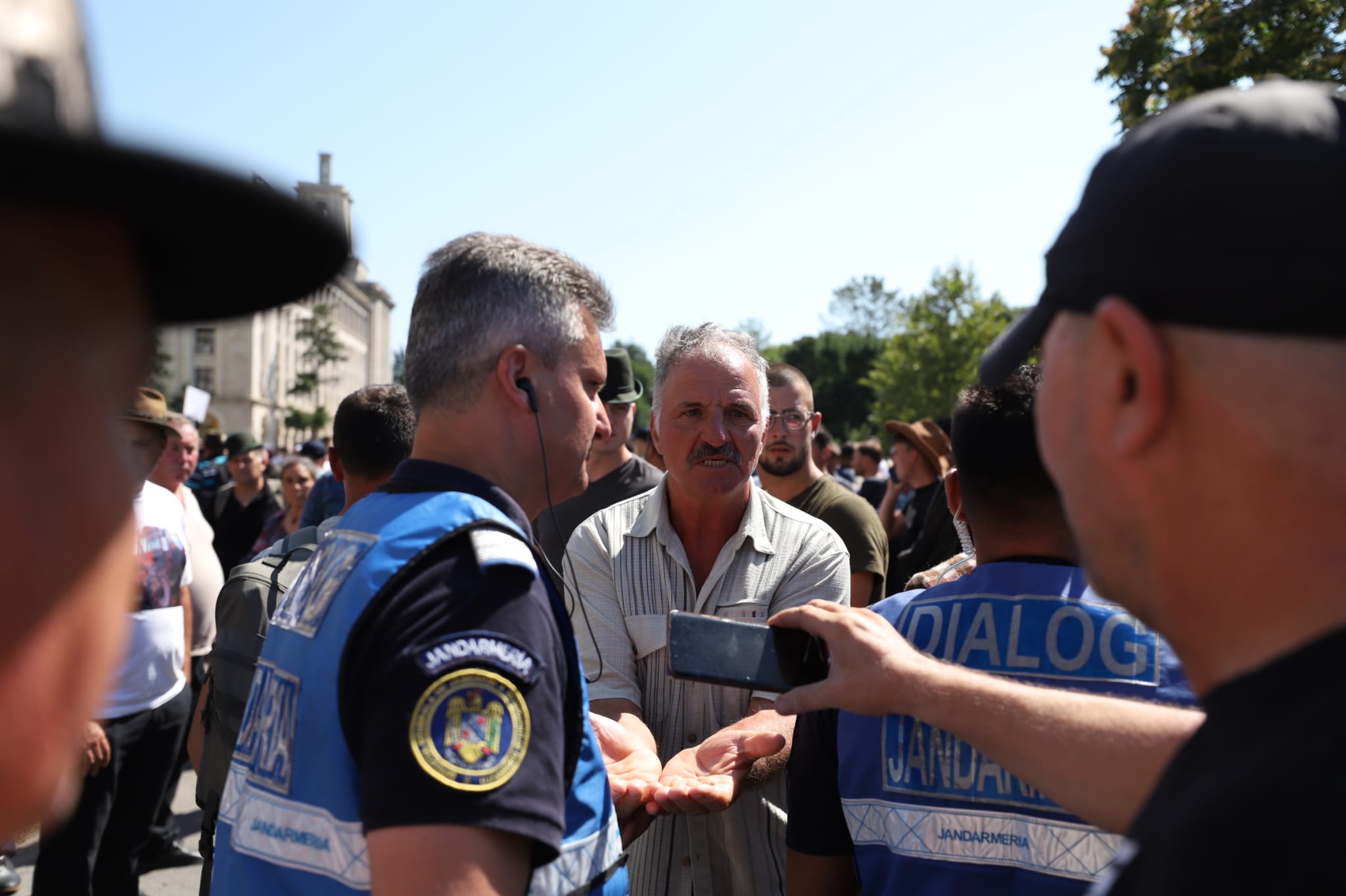 Violențe la protestul fermierilor, în fața sediului ANSVSA. Ce s-a stabilit la discuțiile cu Guvernul. Tanczos Barna anunță că se vor lua măsuri în privința conducerii ANSVSA