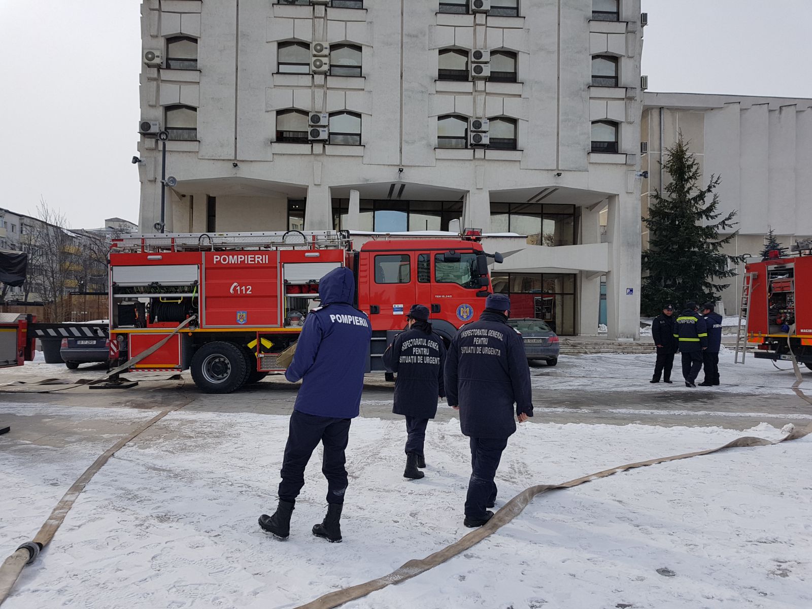 Panică în centrul Vasluiului, după ce mașini de pompieri au ocupat o parte din Piața Civică/ GALERIE FOTO
