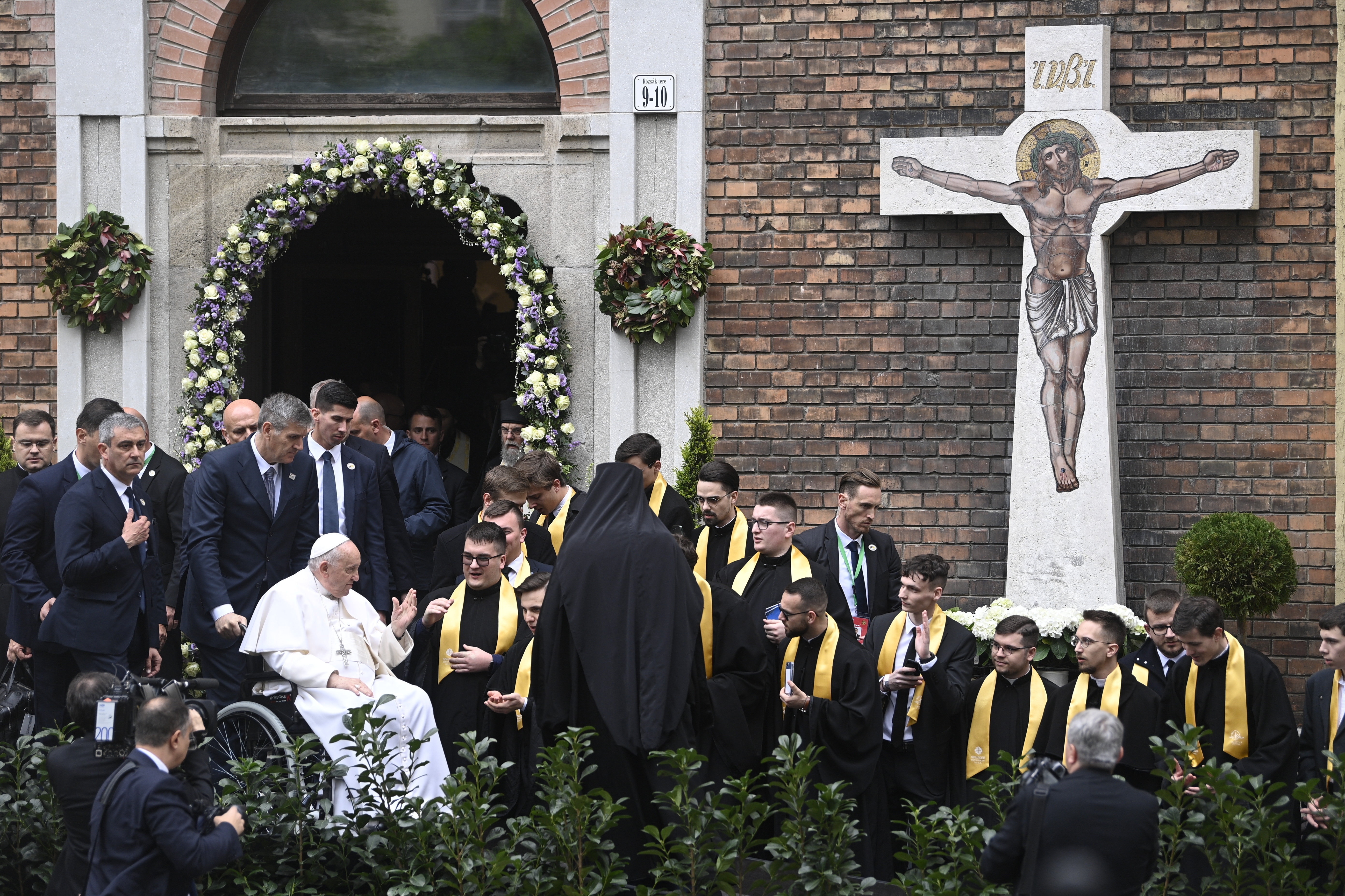 Papa Francisc s-a întâlnit cu refugiații ucraineni din Ungaria. Pontiful ține un discurs în Laszlo Papp Arena