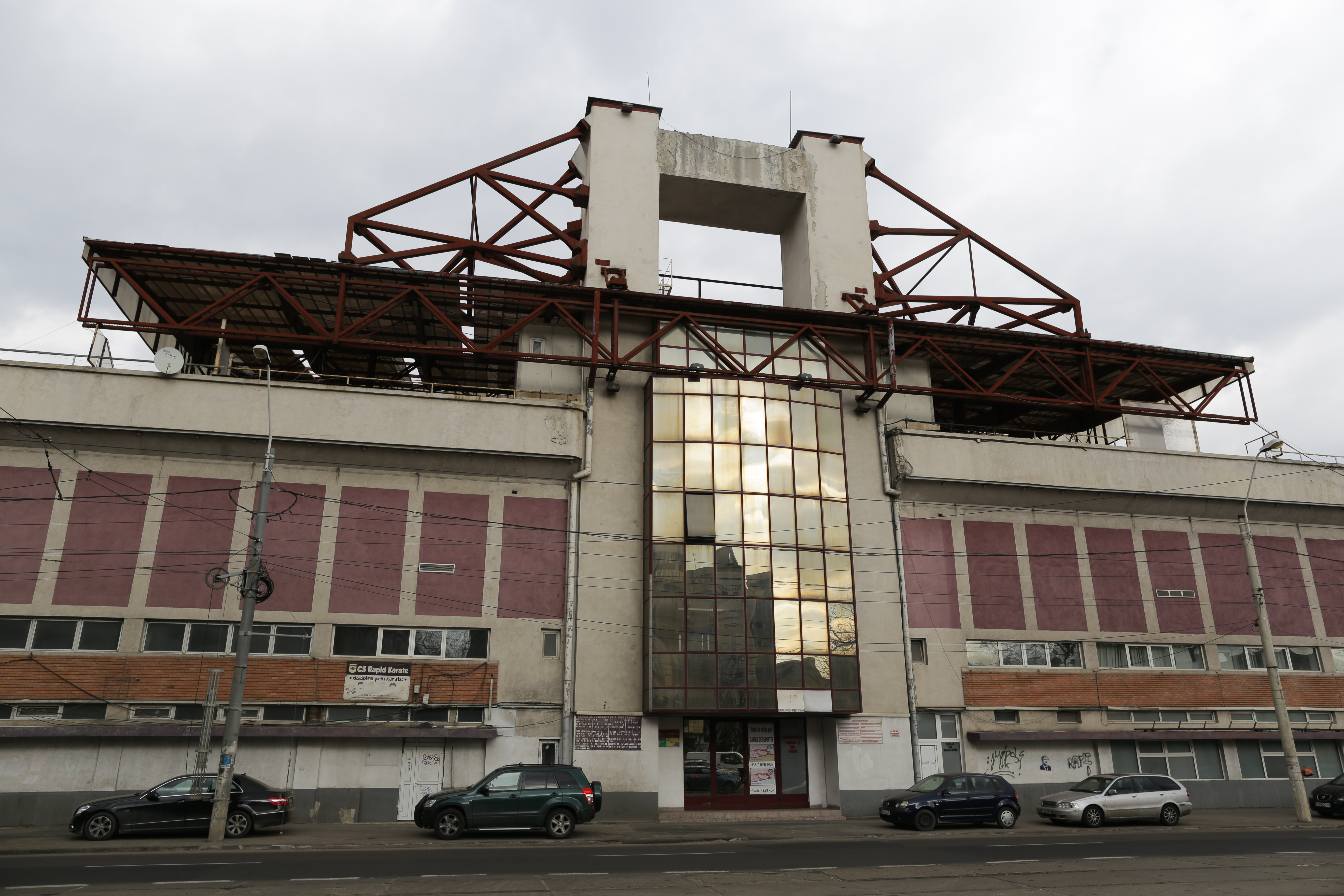 FOTO | Se dărâmă stadionul Giulești. A picat peluza dinspre Teatru!