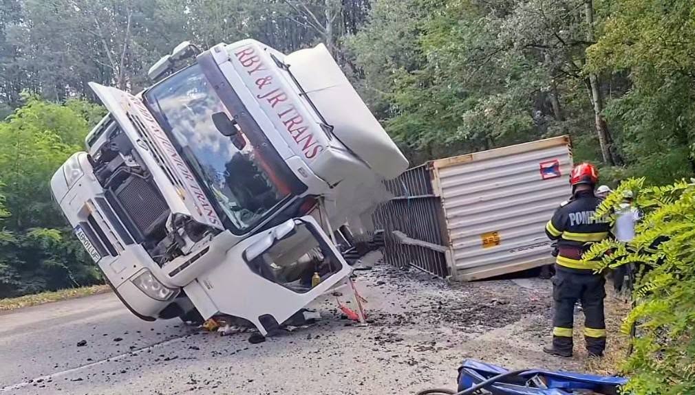 Bărbat mort în Mehedinți, după ce un container transportat de un TIR a căzut, în mers, peste mașina sa