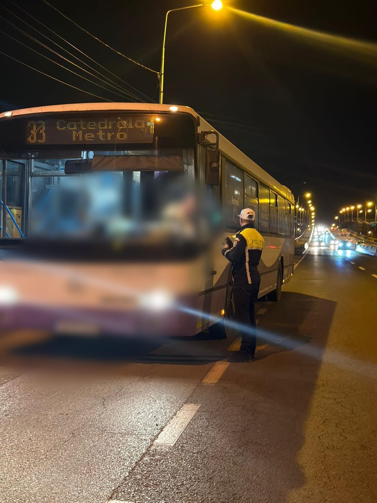 Sute de șoferi români de TIR, prinși cu „magnetul” și „telecomanda” la tahograf, într-o săptămână