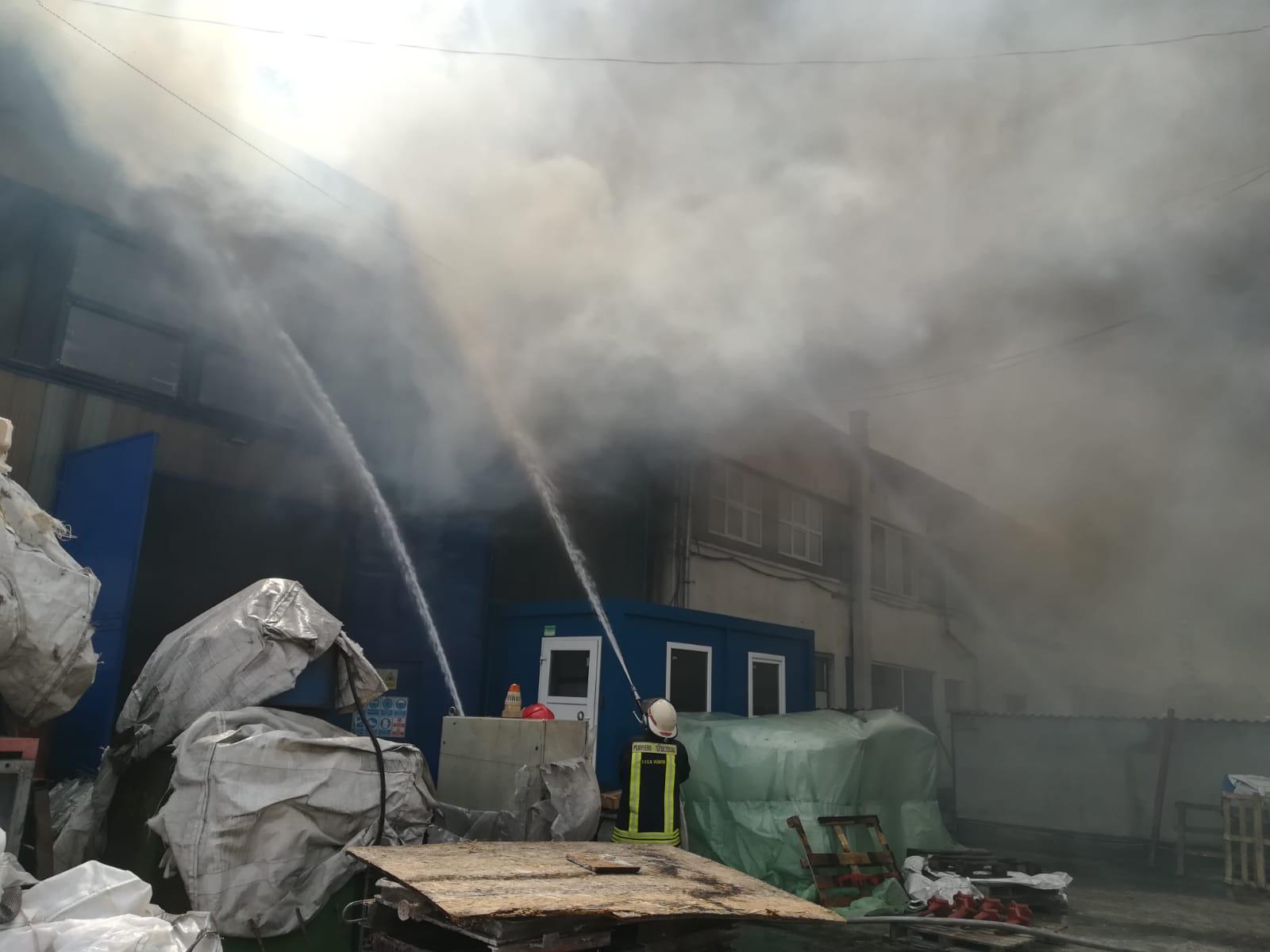 Incendiu la un depozit din Harghita, soldat cu doi răniți. A fost activat sistemul Ro-Alert (FOTO & VIDEO)