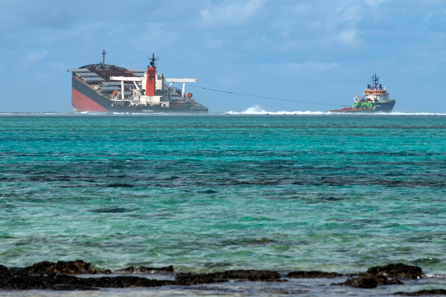 Imaginile dezastrului în Mauritius! Nava din care s-au scurs tone de petrol în Oceanul Indian s-a rupt în două