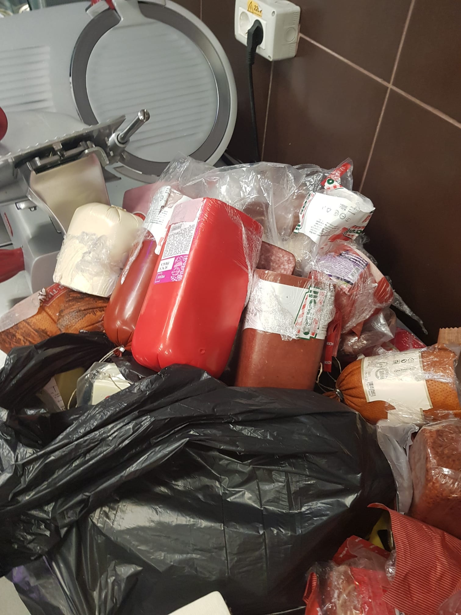 Sute de kilograme de alimente, oprite de la comercializare în două din cele mai populare stațiuni montane. Ce au descoperit inspectorii ANPC