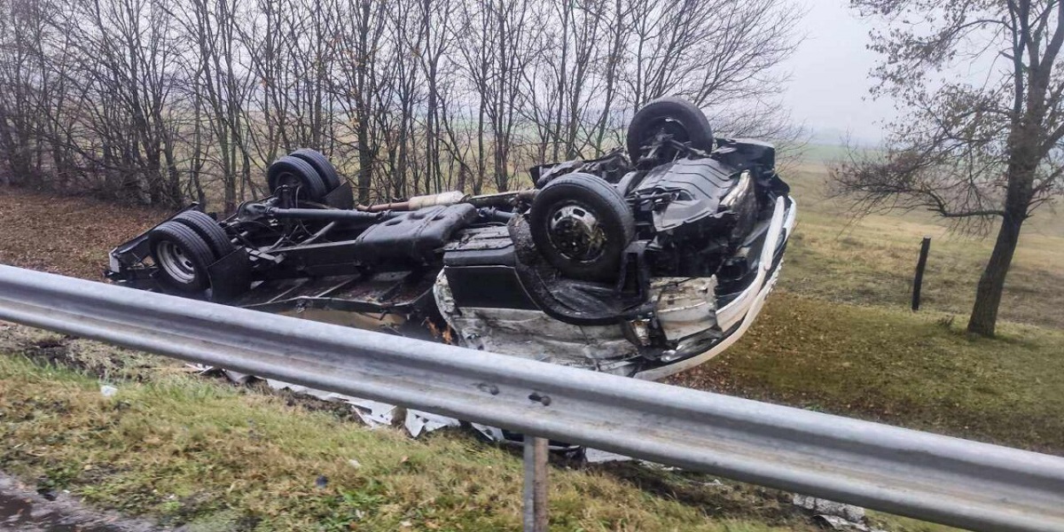 Un român cu BMW X5 a aruncat în șanț o dubă Iveco, pe o autostradă din Ungaria. Mașinile s-au făcut praf, șoferii au scăpat nevătămați