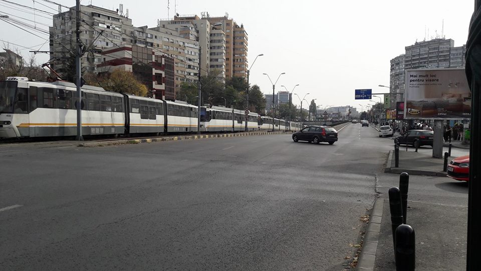 Linia 41, blocată în zona Lujerului, din cauza unui accident auto. RATB introduce o linie navetă de autobuze (FOTO)