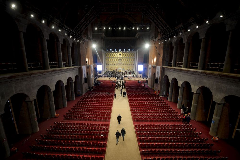FOTO | Imagini din interiorul Catedralei Mântuirii Neamului. Patriarhul Daniel spune „este totuşi mică în raport cu populaţia credincioşilor care sunt afară”