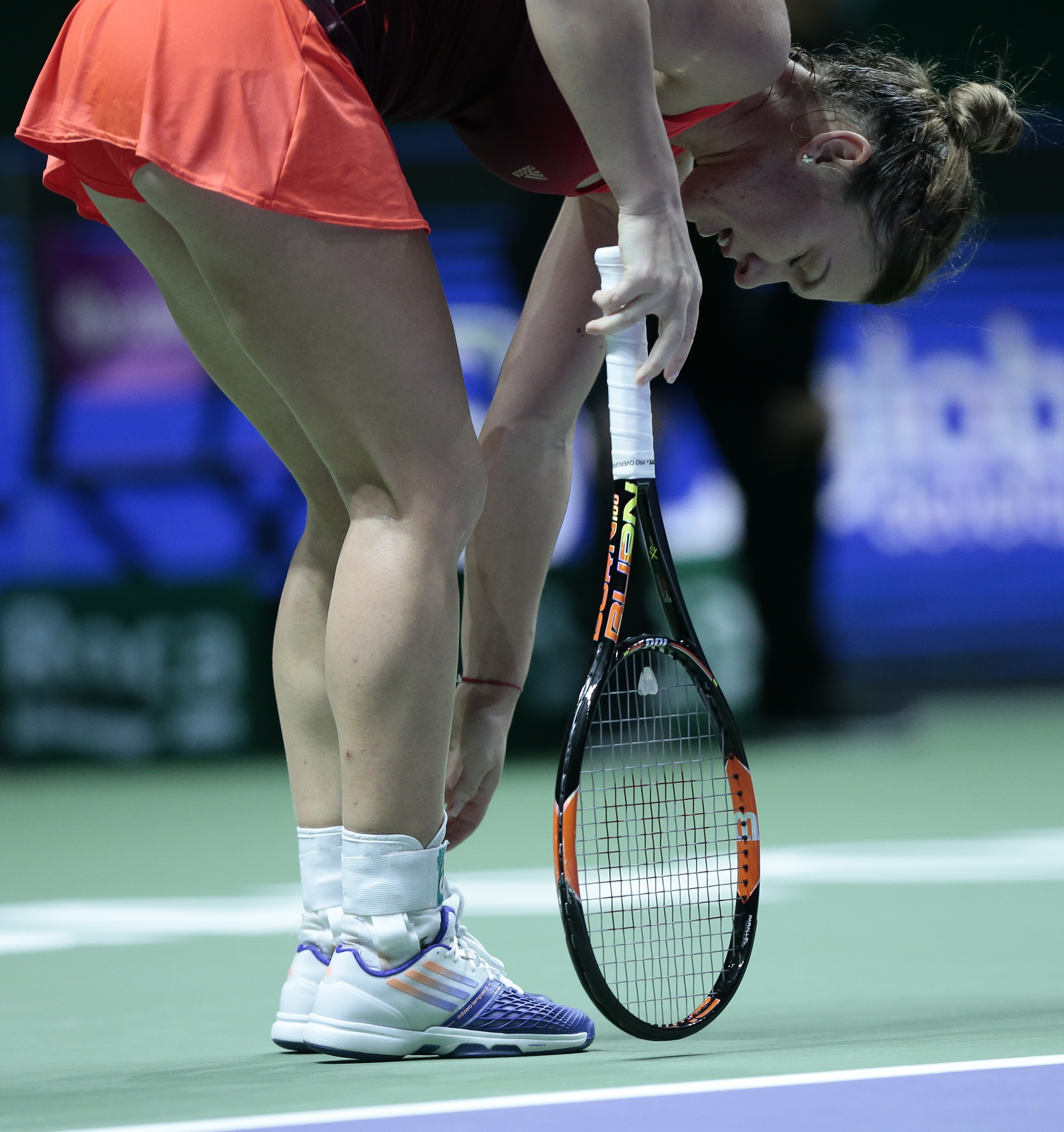 DEZASTRU LA TURNEUL CAMPIOANELOR. Halep a fost învinsă în două seturi de Radwanska şi a ratat semifinalele. A cedat psihic, după ce a pierdut primul set la tiebreak, 5-7, de la 5-1. Simona va încasa 304.000 $. Încheie anul pe 2! / FOTO&VIDEO