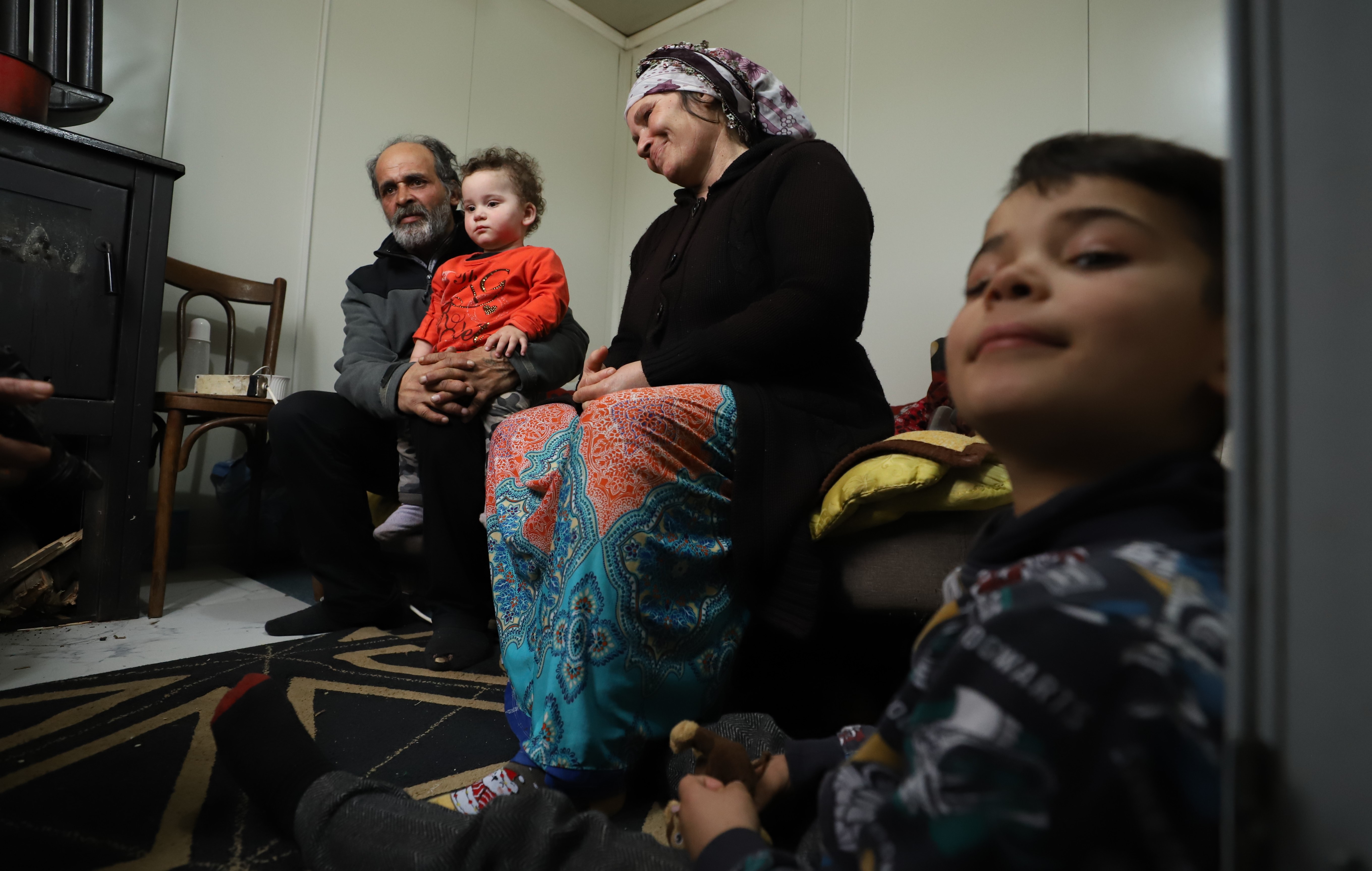 REPORTAJ. Viața chinuită a unei familii cu cinci copii, care s-a mutat din grajd în container: „Primăria nu ne dă hârtie să ne legăm la curent”. De ce i-a lăsat și fără ajutorul social