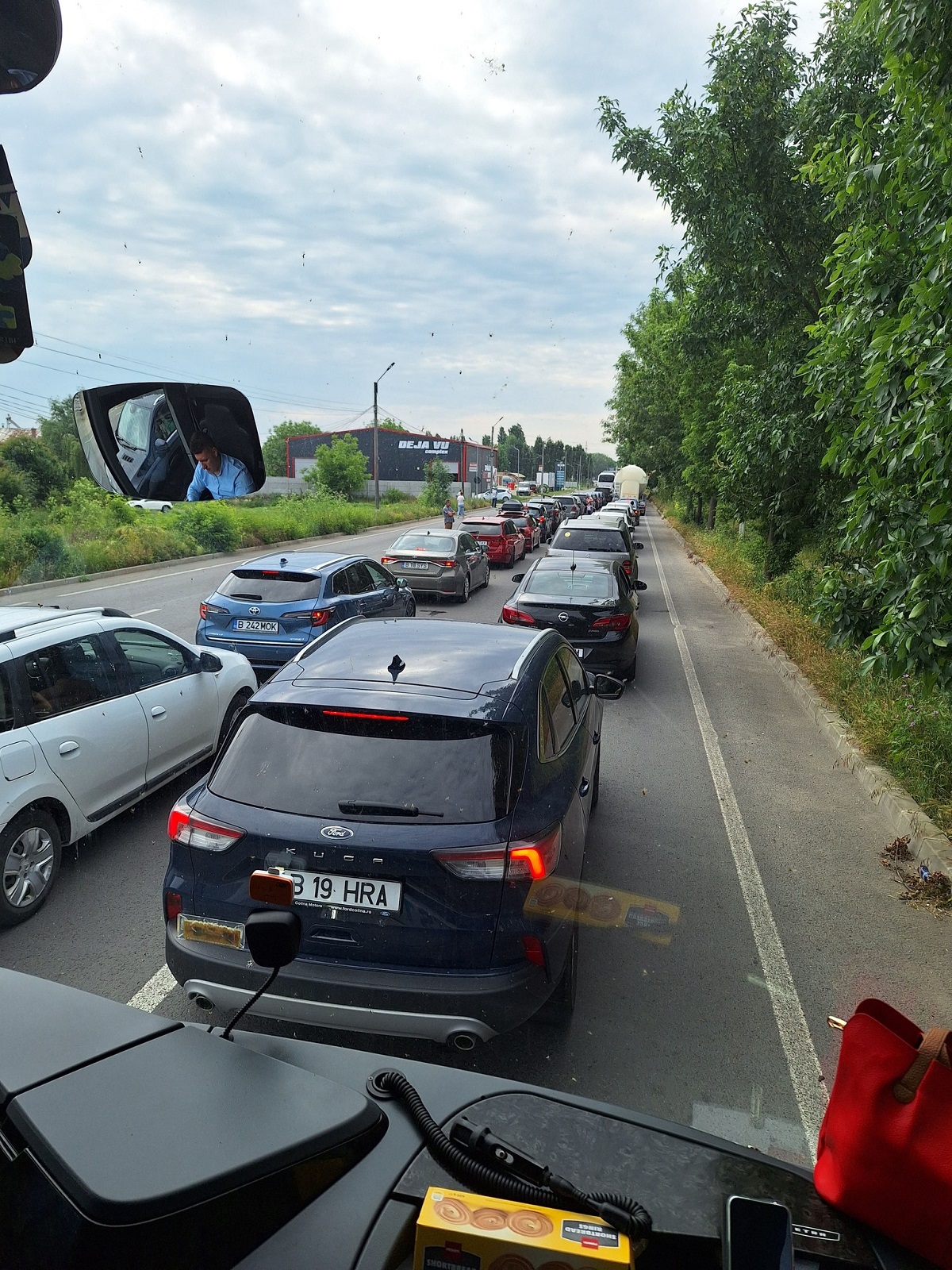 Orașul Giurgiu e blocat de mașinile turiștilor care stau peste 3 ore la coadă pentru a trece granița în Bulgaria. VIDEO