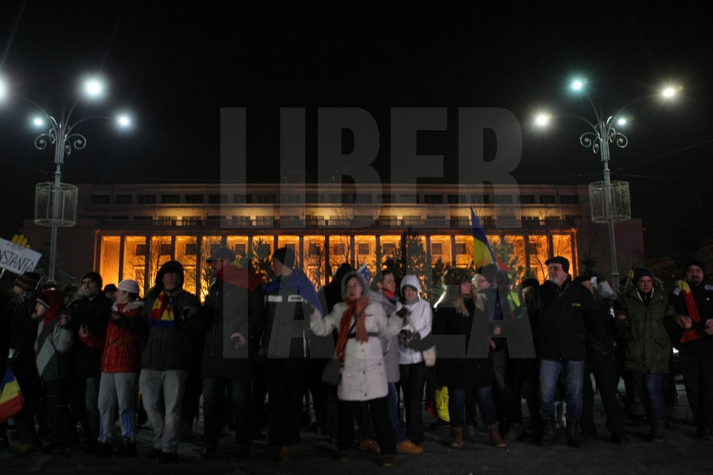UPDATE. Protest, miercuri seara, în Piața Victoriei. ”Uniți toți, scăpăm țara de hoți!”. Hora frăției, în fața Guvernului / GALERIE FOTO