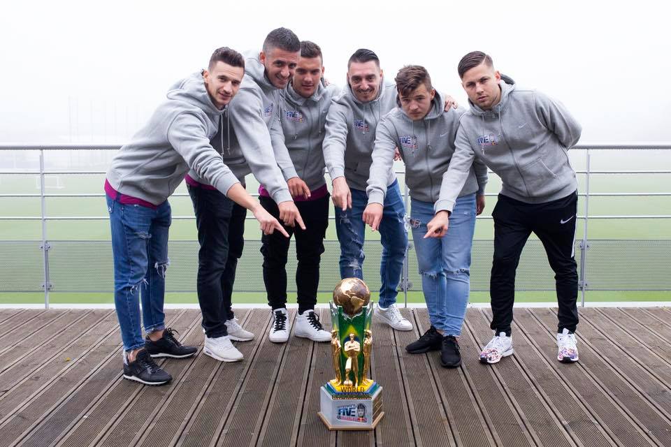 Neymar a primit cadou steagul României și un clop de oșan de la campionii mondiali la fotbal 5 la 5 / GALERIE FOTO&VIDEO