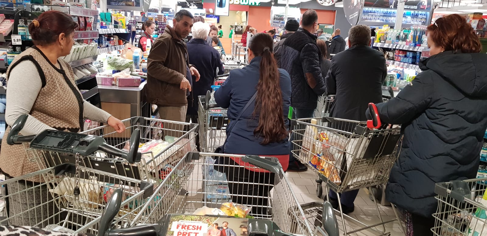 FOTO | Cozi la supermarketuri, de teama coronavirusului: „Ca de Crăciun, Paște sau 1 Mai a fost”