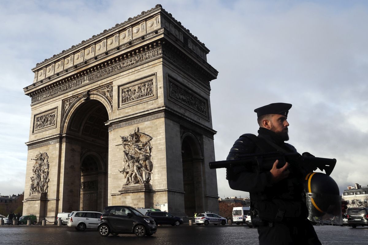 Emmanuel Macron a vizitat Arcul de Triumf din Paris, care a fost vandalizat de protestatari