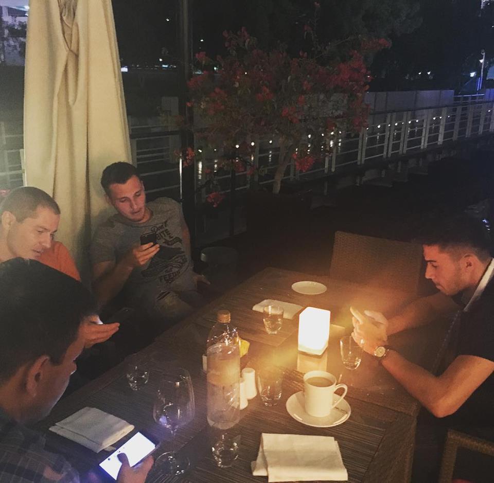 Din Dubai, Simona Halep le-a transmis fanilor ei îndrăgostiți un mesaj de Valentine's Day. O face zâmbind, dintr-o fotografie în care apare alături de Garbine Muguruza, autoarea afirmației: ”Noi, fetele, ne urâm între noi. La propriu. Cine spune altceva, minte!” / FOTO