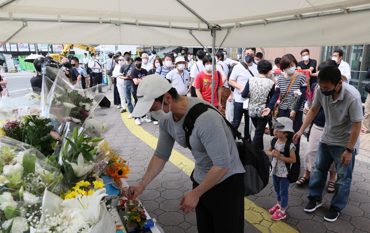 Japonezii au format cozi uriașe pentru a-i aduce un ultim omagiu lui Shinzo Abe. Munte de flori în locul în care a fost asasinat