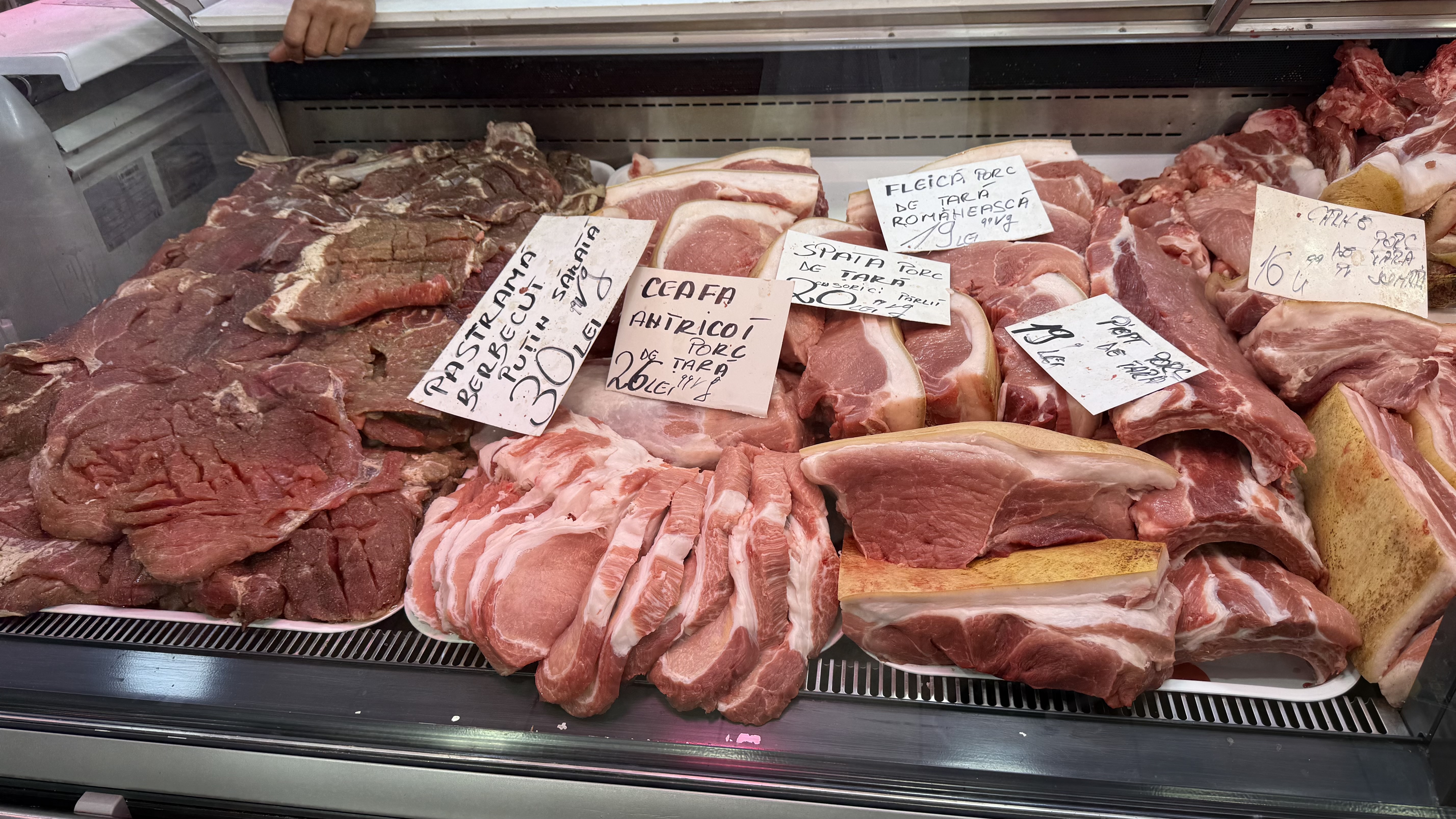 A început bătălia pentru carnea de porc. Reportaj în hala Obor: cât ne costă preparatele pentru sarmale și tobă?