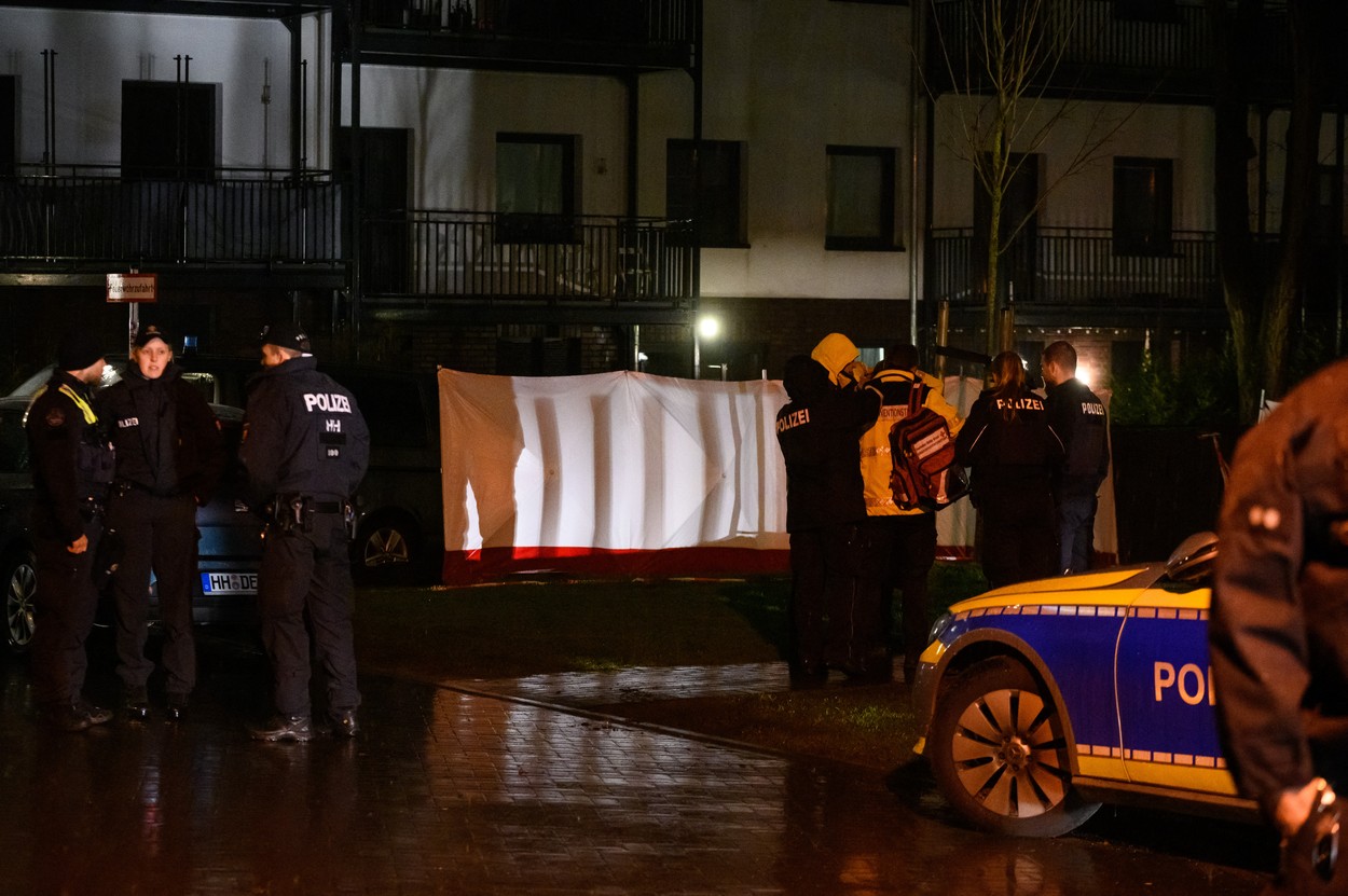 Doi bărbați au murit în Germania, după ce unul a deschis focul. 28 de maşini de Poliție au venit la fața locului