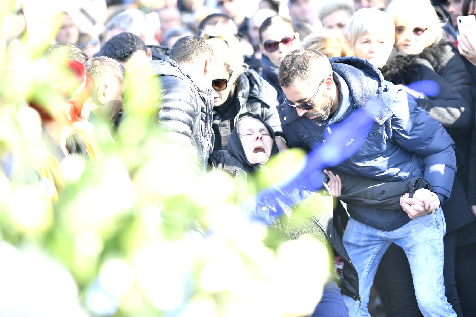 GALERIE FOTO / Mama lui Ilie Balaci a leșinat la înmormântarea fiului său