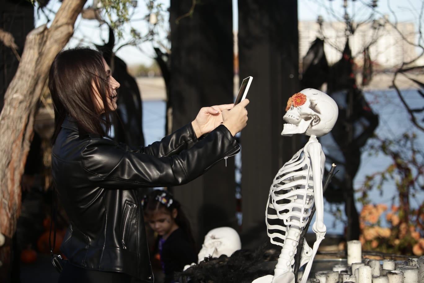 FOTOREPORTAJ. Lacul Morii s-a transformat pentru cel mai mare festival de Halloween din România cu 15,5 tone de dovleci și peste o mie de baloți de paie